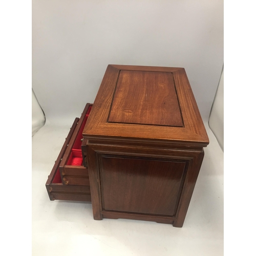 23 - AN ORIENTAL DESIGN YEW WOOD TABLE TOP JEWELLERY CHEST OF THREE DRAWERS, 31 X 20 X 25CM