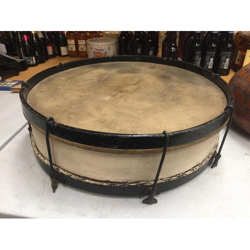 28 - A VINTAGE SNAKESKIN TOP MILITARY DRUM, LENGTH 62CM