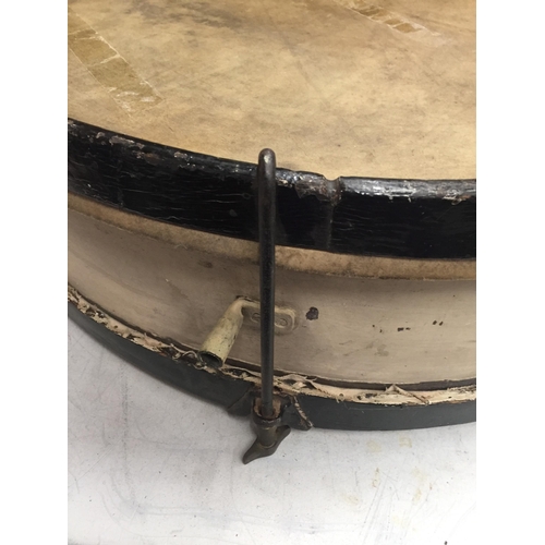 28 - A VINTAGE SNAKESKIN TOP MILITARY DRUM, LENGTH 62CM