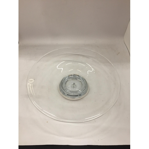 98 - AN ABSTRACT CLEAR GLASS BOWL WITH HALLMARKED SILVER RIM