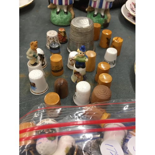 106 - A LARGE QUANTITY OF VINTAGE THIMBLES TO INCLUDE WOODEN AND CHINA, ETC