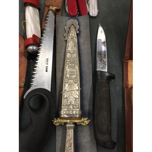 113 - A COLLECTION OF VINTAGE KNIVES TO INCLUDE HUNTING KNIVES AND PEN KNIVES