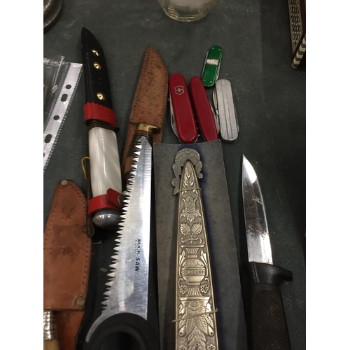 113 - A COLLECTION OF VINTAGE KNIVES TO INCLUDE HUNTING KNIVES AND PEN KNIVES