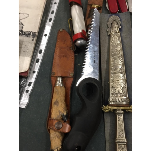 113 - A COLLECTION OF VINTAGE KNIVES TO INCLUDE HUNTING KNIVES AND PEN KNIVES