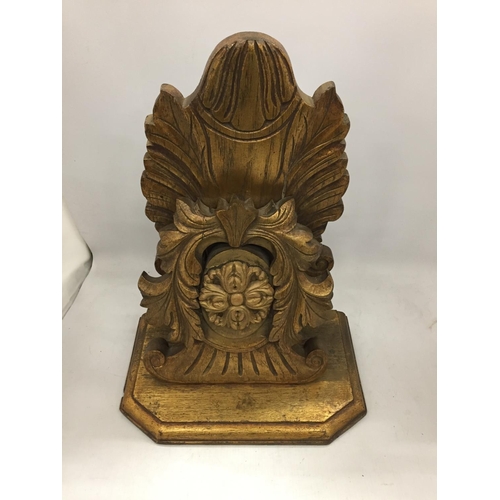 122 - AN ORNATE WOODEN WALL SCONCE WITH GILT FINISH