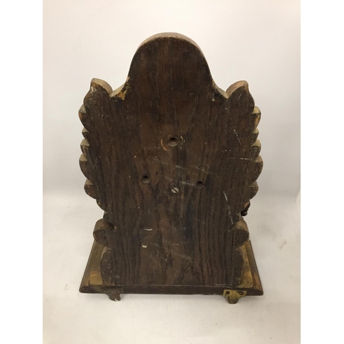 122 - AN ORNATE WOODEN WALL SCONCE WITH GILT FINISH