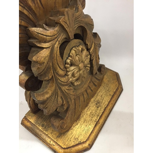 122 - AN ORNATE WOODEN WALL SCONCE WITH GILT FINISH