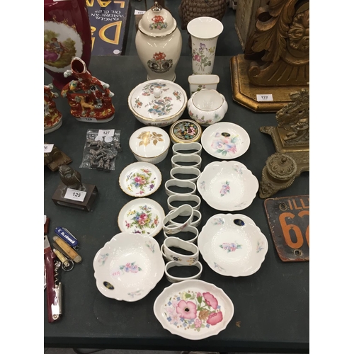 123 - A COLLECTION OF CHINA ITEMS TO INCLUDE NAPKIN RINGS, MINTON, WEDGWOOD, AYNSLEY PIN TRAYS AND TRINKET... 