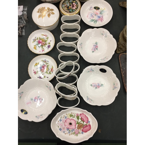 123 - A COLLECTION OF CHINA ITEMS TO INCLUDE NAPKIN RINGS, MINTON, WEDGWOOD, AYNSLEY PIN TRAYS AND TRINKET... 