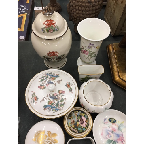 123 - A COLLECTION OF CHINA ITEMS TO INCLUDE NAPKIN RINGS, MINTON, WEDGWOOD, AYNSLEY PIN TRAYS AND TRINKET... 