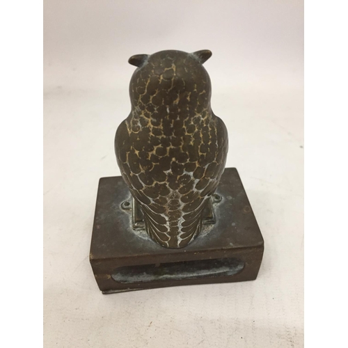 125 - A VINTAGE BRASS MATCHBOX HOLDER WITH A BRASS OWL FIGURE ON TOP