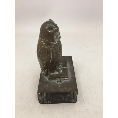 125 - A VINTAGE BRASS MATCHBOX HOLDER WITH A BRASS OWL FIGURE ON TOP