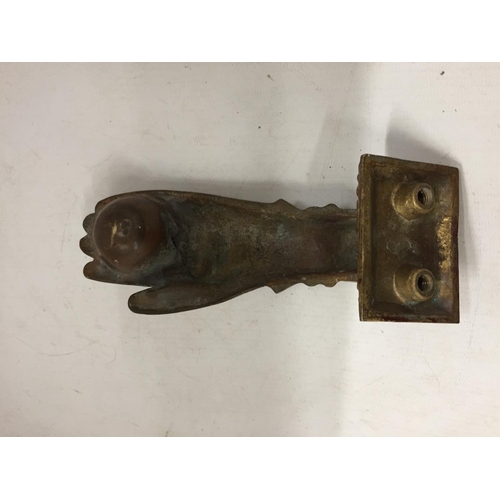 126 - A HEAVY VINTAGE BRASS DOOR KNOCKER IN THE SHAPE OF A HAND