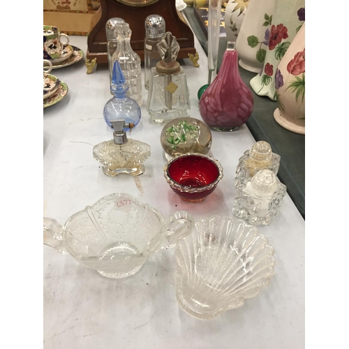 131 - A COLLECTION OF VINTAGE GLASSWARE TO INCLUDE SCENT BOTTLES, CRUET SET, SUGARSHAKERS, A PAPERWEIGHT, ... 