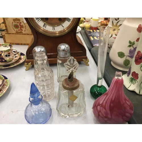 131 - A COLLECTION OF VINTAGE GLASSWARE TO INCLUDE SCENT BOTTLES, CRUET SET, SUGARSHAKERS, A PAPERWEIGHT, ... 