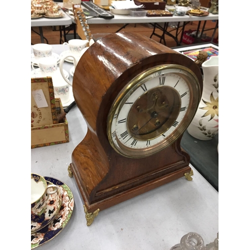 132 - A LARGE VINTAGE MAHOGANY CASED MANTLE CLOCK WITH BRASS FEET HEIGHT 33CM