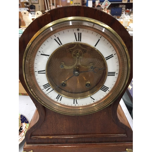 132 - A LARGE VINTAGE MAHOGANY CASED MANTLE CLOCK WITH BRASS FEET HEIGHT 33CM