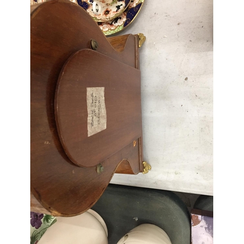 132 - A LARGE VINTAGE MAHOGANY CASED MANTLE CLOCK WITH BRASS FEET HEIGHT 33CM