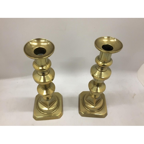 140 - A PAIR OF BRASS CANDLESTICKS HEIGHT 26.5CM