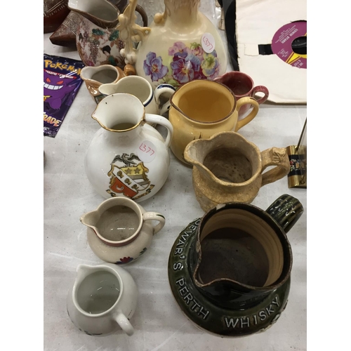 155 - A QUANTITY OF VINTAGE CERAMICS TO INCLUDE A MOTTO WARE PUZZLE JUG, DEWAR'S PERTH WHISKY JUG, PLUS VA... 