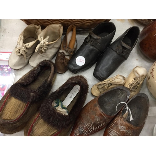 158 - A COLLECTION OF VINTAGE CHILDREN'S SHOES TO INCLUDE CLOGS, ETC PLUS A BASKET