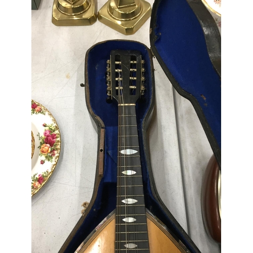 173 - A 1903 LOUIS HURY MANDOLINE IN CASE