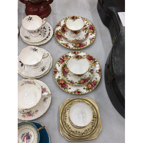 174 - A QUANTITY OF VINTAGE CHINA TRIOS TO INCLUDE ROYAL 'QUEEN'S MESSENGER', 'OLD COUNTRY ROSES', AYNSLEY... 