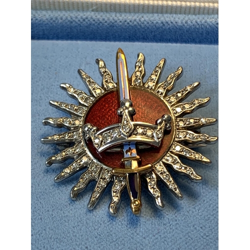 451 - A GARRAD 9 CARAT WHITE, YELLOW GOLD AND ENAMEL BROOCH WITH THE IMPERIAL SOCIETY OF KNIGHTS BACHELOR ... 