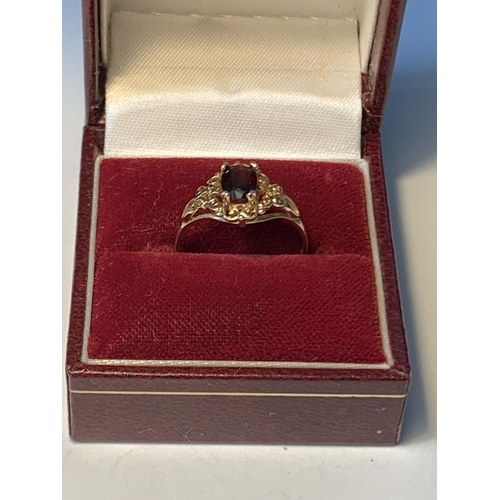 468 - A 9 CARAT GOLD RING WITH A CENTRE GARNET SIZE P GROSS WEIGHT 1.57 GRAMS IN A PRESENTATION BOX