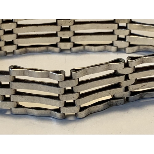 473 - A SILVER FOUR BAR GATE BRACELET WITH A HALLMARKED LONDON SILVER HEART PADLOCK