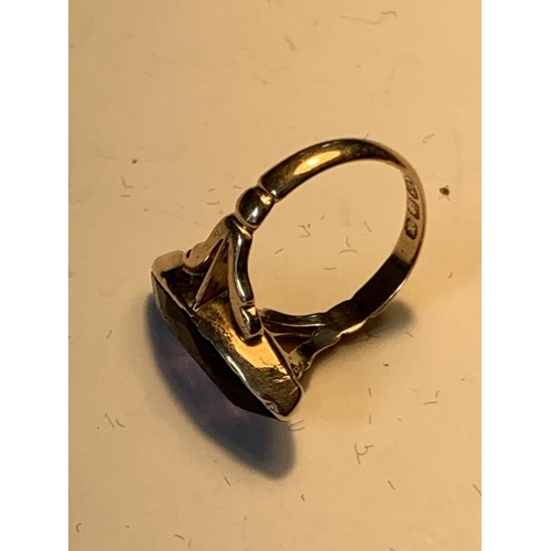 475 - A 9 CARAT GOLD RING WITH A LARGE AMETHSYT SIZE I/J GROSS WEIGHT 3.1 GRAMS