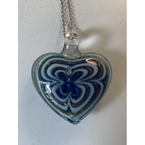 479 - A MURANO GLASS HEART PENDANT ON A SILVER NECKLACE