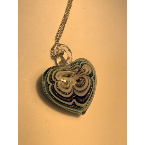 479 - A MURANO GLASS HEART PENDANT ON A SILVER NECKLACE