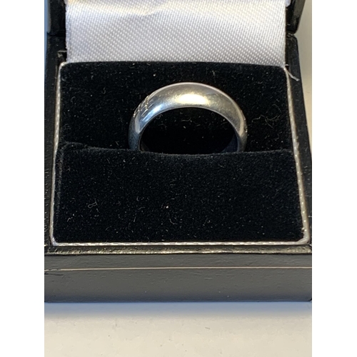 482 - A HEAVY ORIENTAL SILVER RING SIZE M IN A PRESENTATION BOX