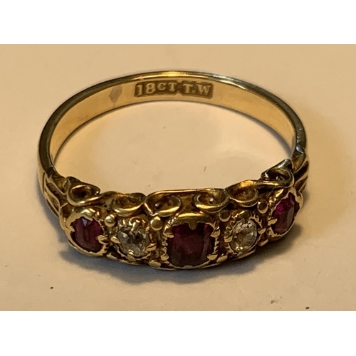 500 - AN 18 CARAT GOLD RING WITH THREE RUBIES AND TWO DIAMONDS IN LINE SIZE L