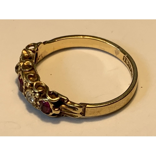 500 - AN 18 CARAT GOLD RING WITH THREE RUBIES AND TWO DIAMONDS IN LINE SIZE L