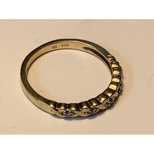 506 - A 9 CARAT GOLD RING WITH FIVE IN LINE DIAMONDS SIZE L