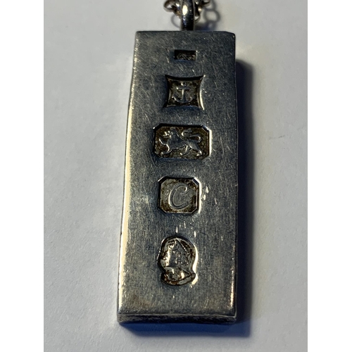 612 - A SILVER NECKLACE WITH AN INGOT PENDANT