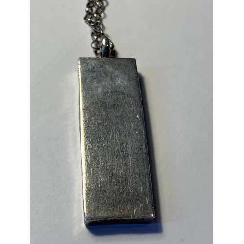 612 - A SILVER NECKLACE WITH AN INGOT PENDANT