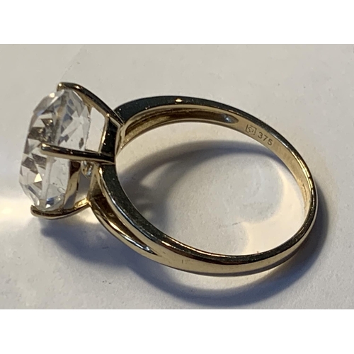 619 - A 9 CARAT GOLD RING WITH A LARGE CENTRE CLEAR STONE SIZE T WITH A PRESENTATION BOX