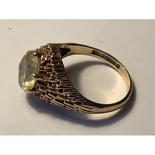 621 - A 9 CARAT GOLD RING WITH A LARGE OVAL SOLITAIRE STONE SIZE Q/R IN A PRESENTATION BOX