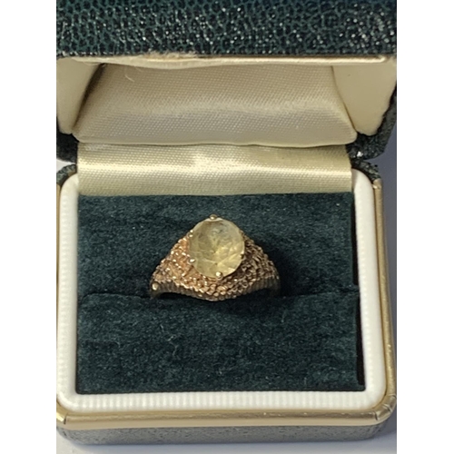 621 - A 9 CARAT GOLD RING WITH A LARGE OVAL SOLITAIRE STONE SIZE Q/R IN A PRESENTATION BOX