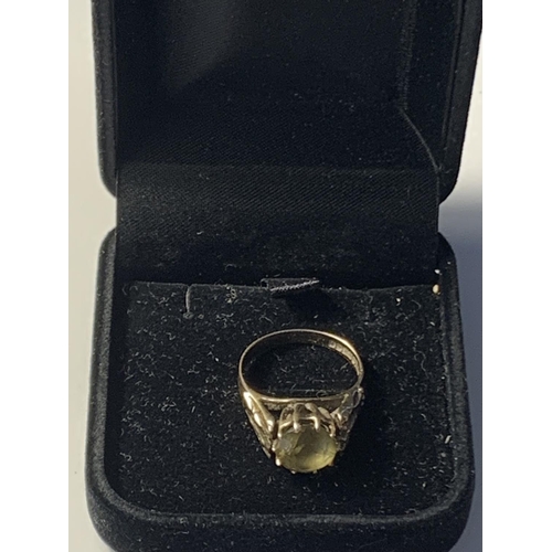 623 - A 9 CARAT GOLD RING WITH A CENTRE STONE SIZE L/M IN A PRESENTATION BOX