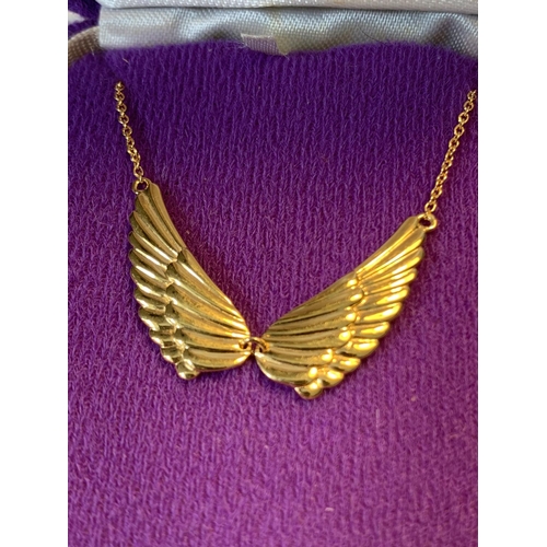 636 - A SILVER GILT WING NECKLACE IN A PRESENTATION BOX