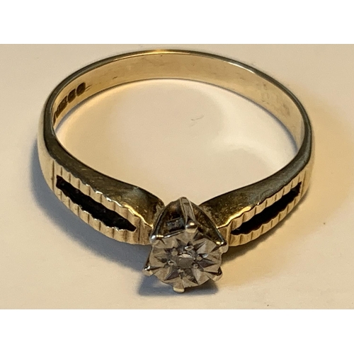 653 - A 9 CARAT GOLD RING WITH A DIAMOND SOLITAIRE