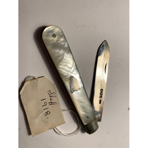 655 - THREE MOTHER OF PEARL FRUIT KNIVES TWO HALLMARKED BIRMINGHAM 1890 AND 1906, ONE SHEFFIELD 1918