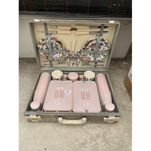 2062 - A RETRO CASED AND COMPLETE BREXTON PICNIC HAMPER