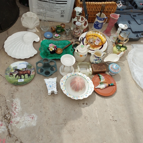 2131 - AN ASSORTMENT OF ITEMS TO INCLUDE JUGS AND PLATES ETC