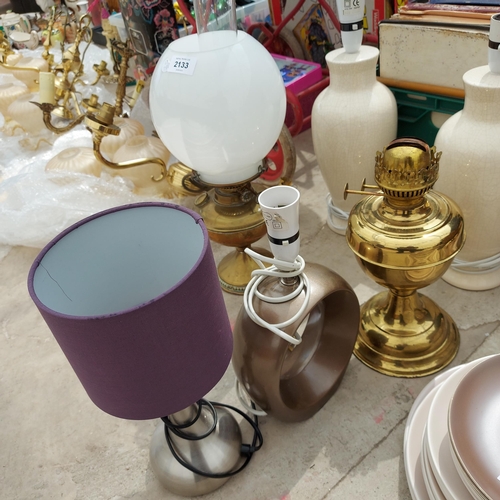 2133 - AN ASSORTMENT OF LAMPS TO INCLUDE TWO BRASS OIL LAMPS ETC