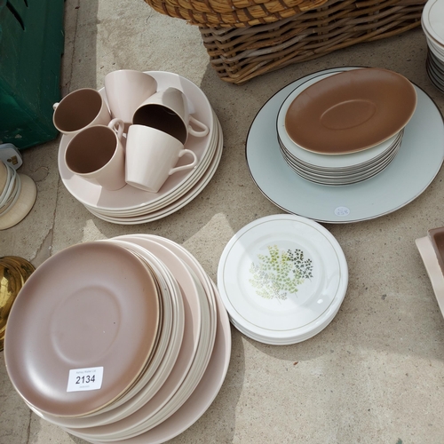 2134 - AN ASSORTMENT OF CERAMICS TO INCLUDE PLATES AND CUPS ETC